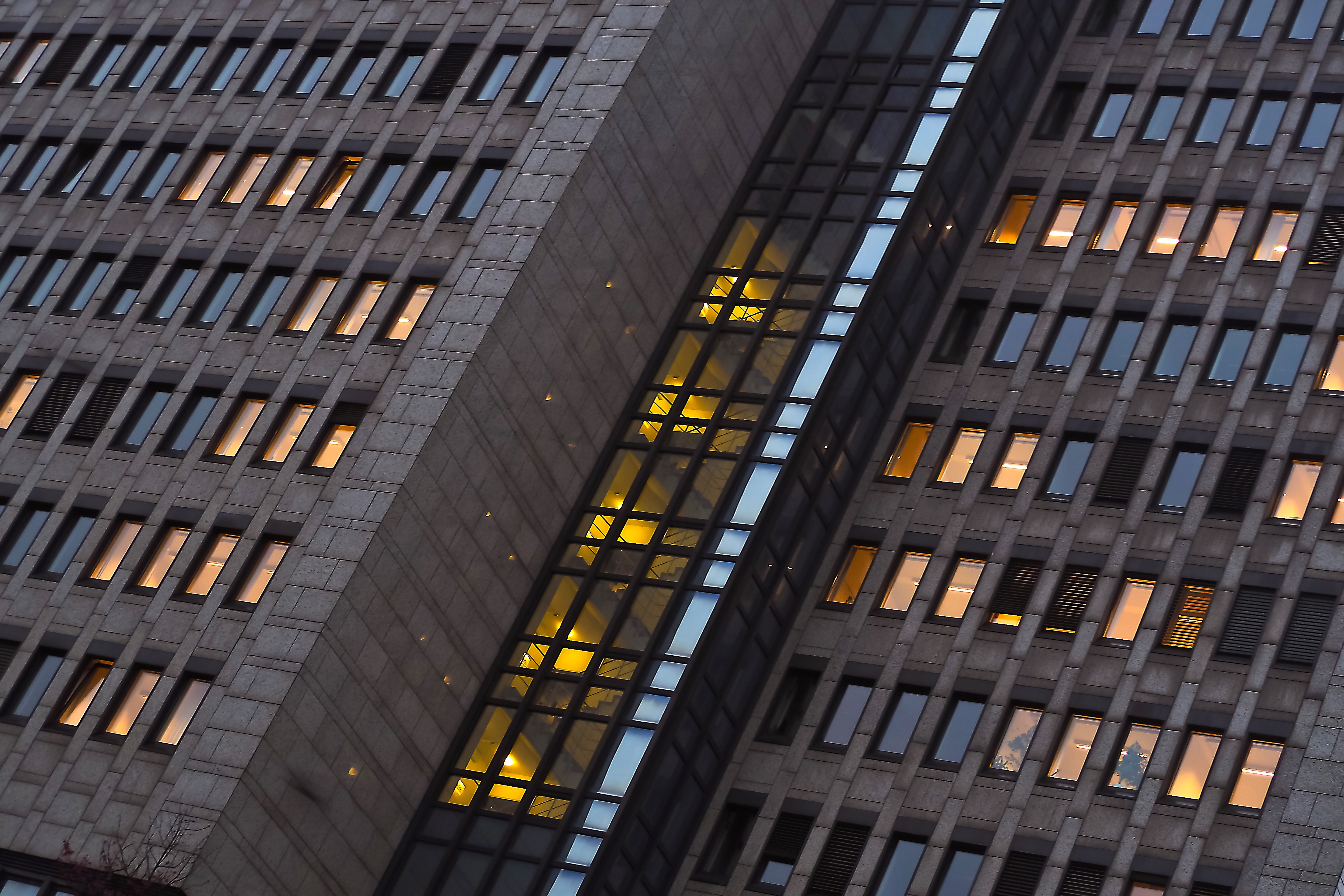 Gebäudefassade mit beleuchteten Fenstern