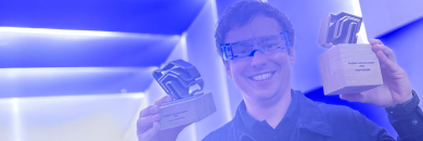 Johannes Mailänder mit beiden Preisen in der Hand.